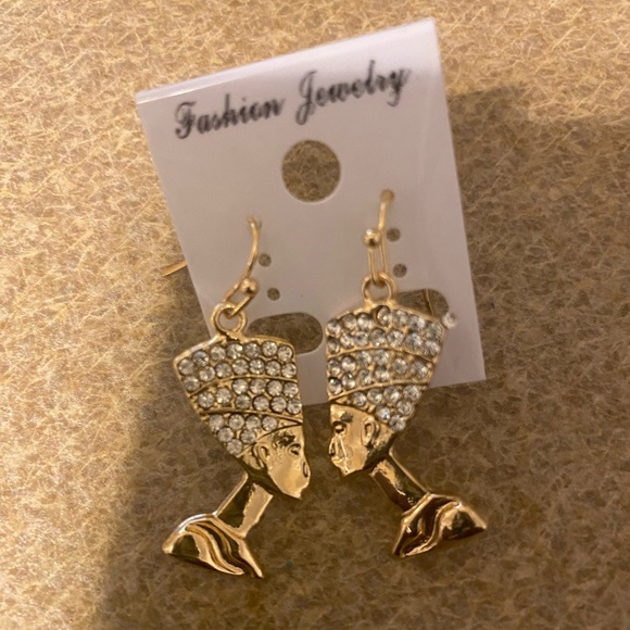 NWT Queen Nefertiti Symbolic Egyptian Goldtone Dangle African Pharaoh Earrings - Picture 1 of 2